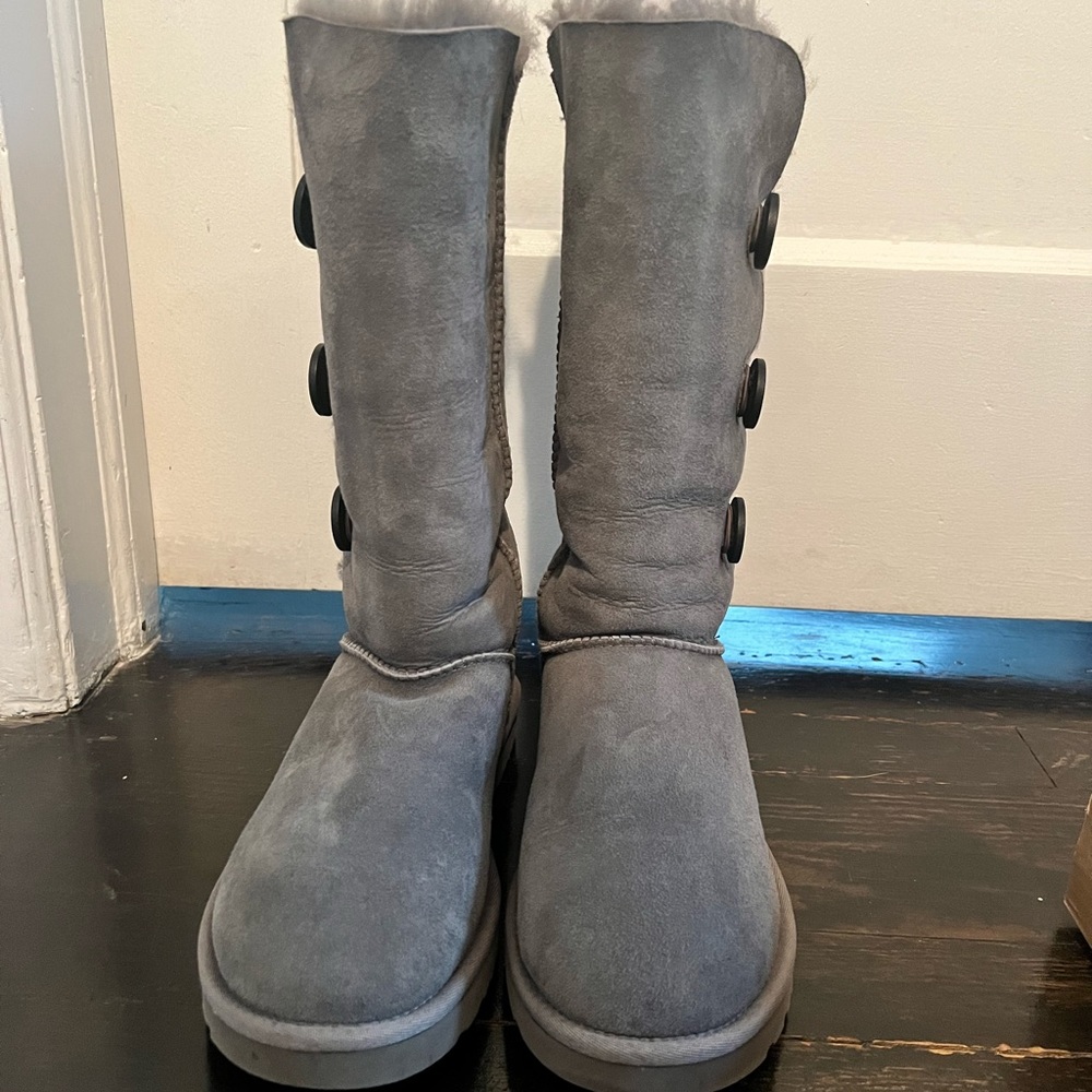Ugg Bailey Button Triple. - image 4